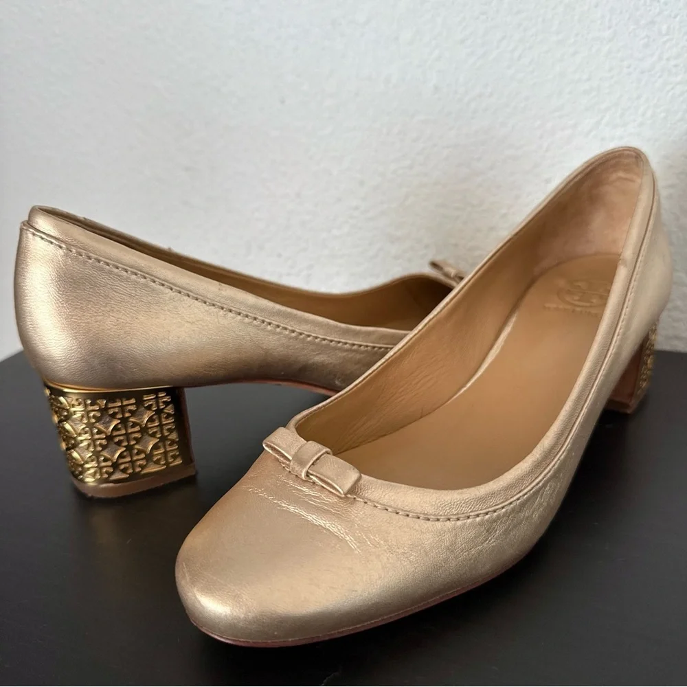 TORY BURCH Gold Logo Block Heel Round Toe Bow Leather Pumps